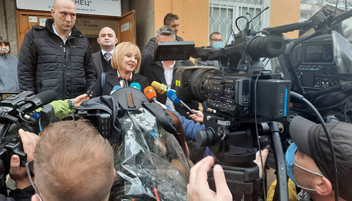 Манолова: Гласувах за смяна на караула. Браво