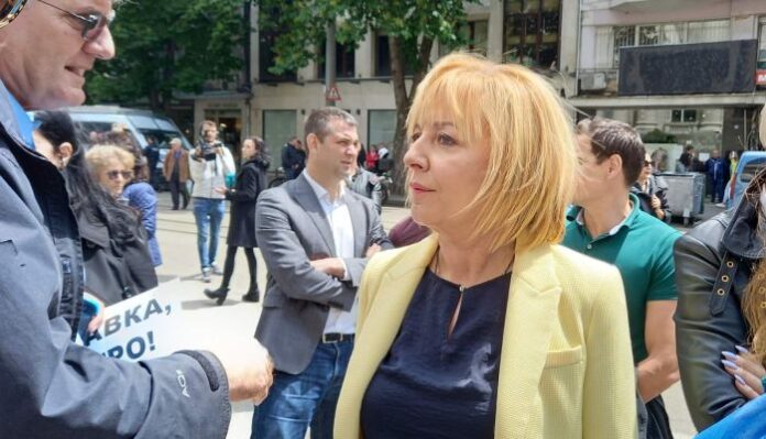 Манолова на протеста: Опитът да се сплаши Бойко Рашков е опит да сплашат всички министри