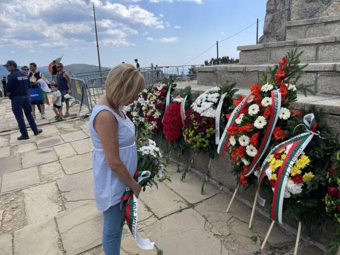 Манолова на Шипка: Всеки трябва да прояви отговорност пред българския народ