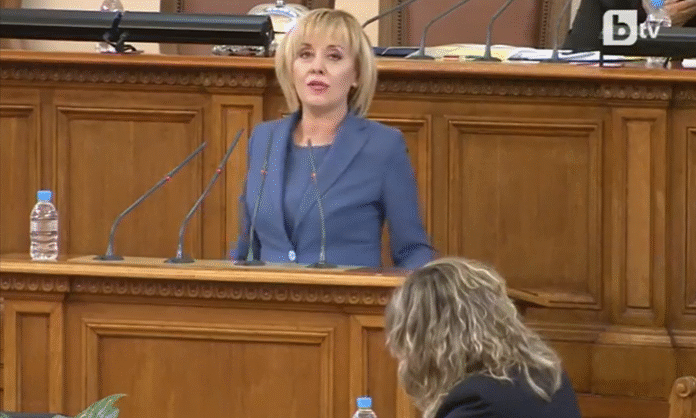 Манолова: Потвърждавам волята на хората от площадите. Мутрите вън!