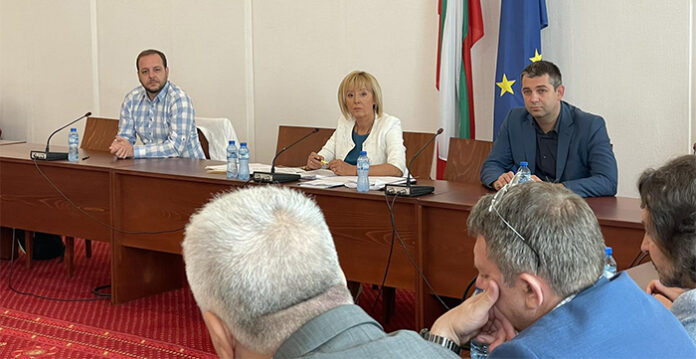 Манолова: Правите се на „дръж ми шапката“ и всички се изкарвате невинни за скока на цената на тока