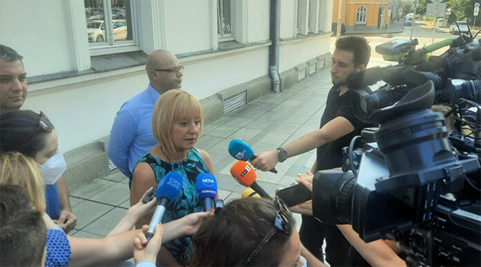 Манолова: Президентът да инициира нов кръг консултации преди връчването на третия мандат