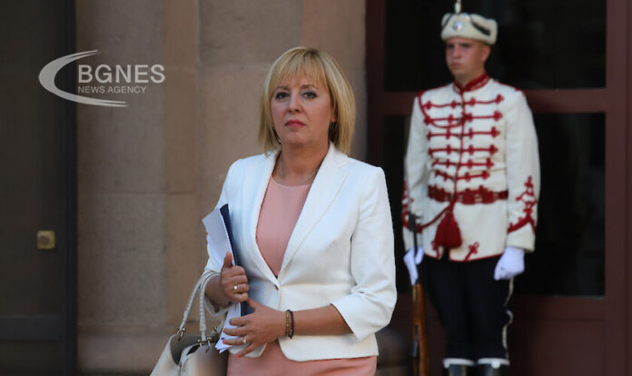Манолова: Ще положим всички усилия третият мандат да бъде реализиран