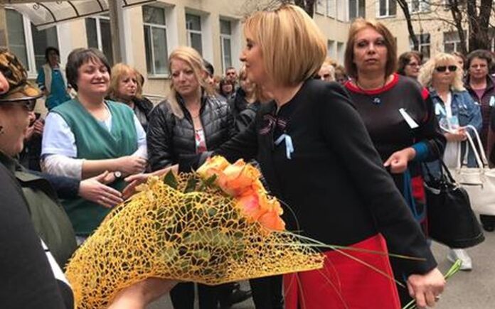 Манолова: Ще стоя до медицинските специалисти