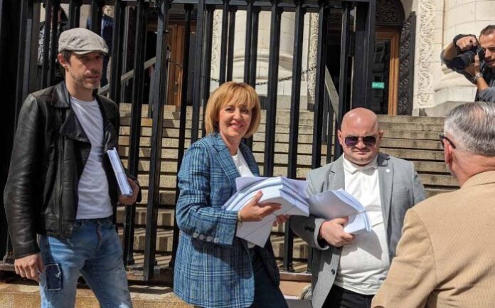 Манолова внесе 3000 страници доказателства срещу мобилните оператори