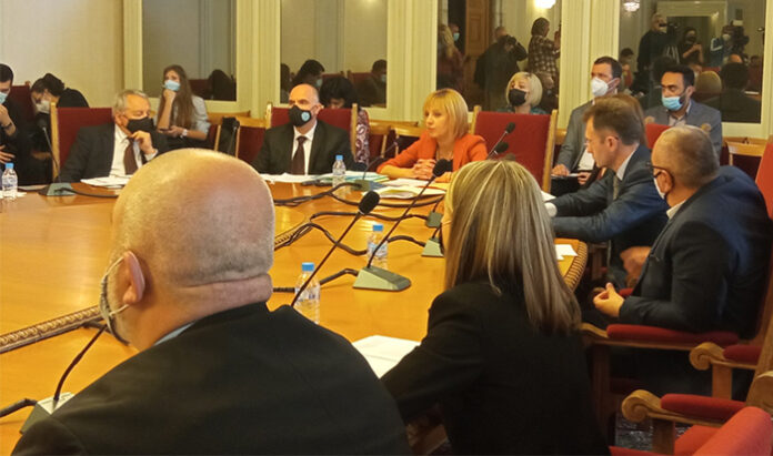 Манолова: Започна процесът по осветяване на корупцията