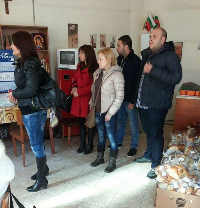 Мая Манолова и доброволци от 