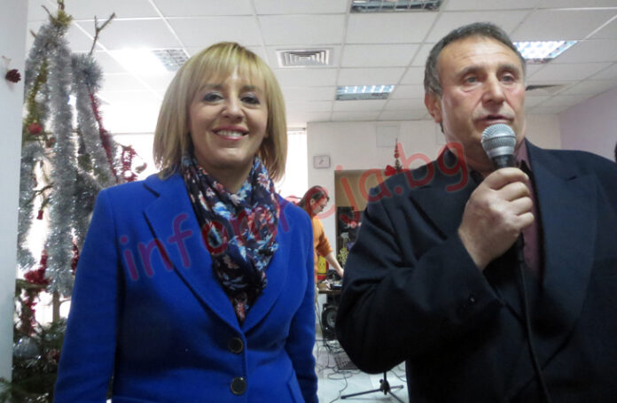 Мая Манолова в ролята на Снежанка зарадва с подаръци селските кметове