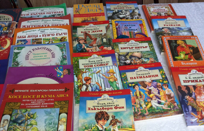 Мария Габриел дари книги на училищната библиотека в Хаджидимово