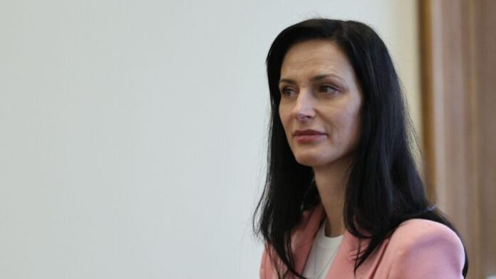 Мария Габриел не е канена в служебния кабинет