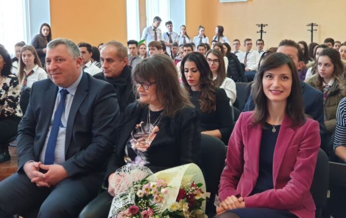 Мария Габриел в граждански диалог с ученици от Езиковата гимназия в Кюстендил