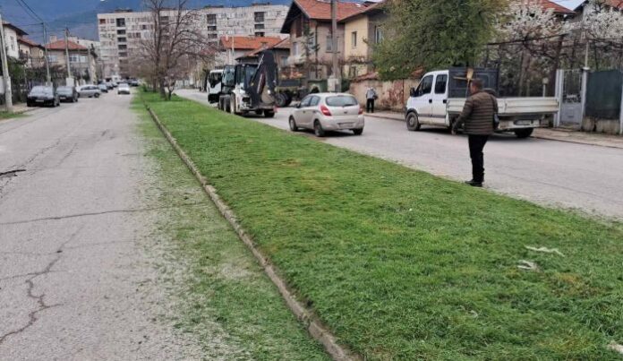 Мащабна акция: Облагородяват градинките и зелените площи в Дупница