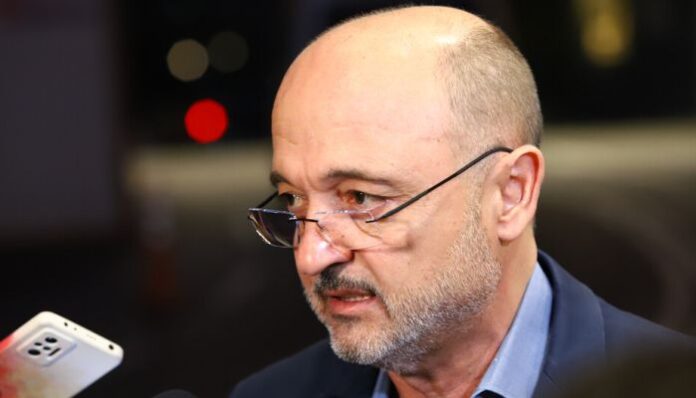 Меджидиев: България настоява пред ЕК за спиране на доставките на нови ваксини