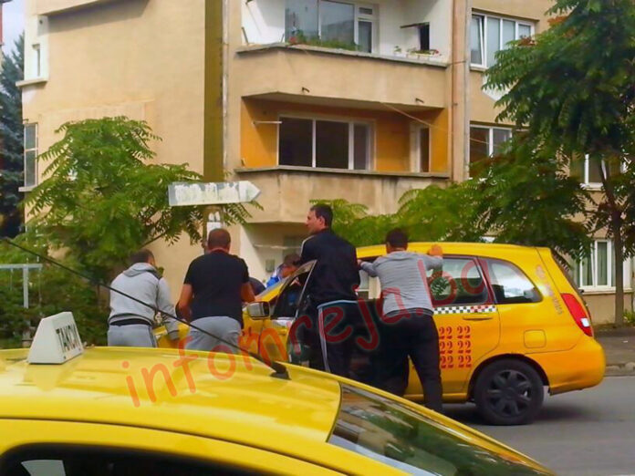 Мерцедес и такси се сблъскаха в 