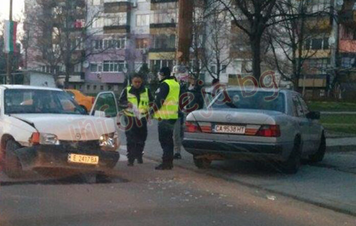 „Мерцедес“ се качи на тротоара след удар с „Опел“ в квартал „Еленово“