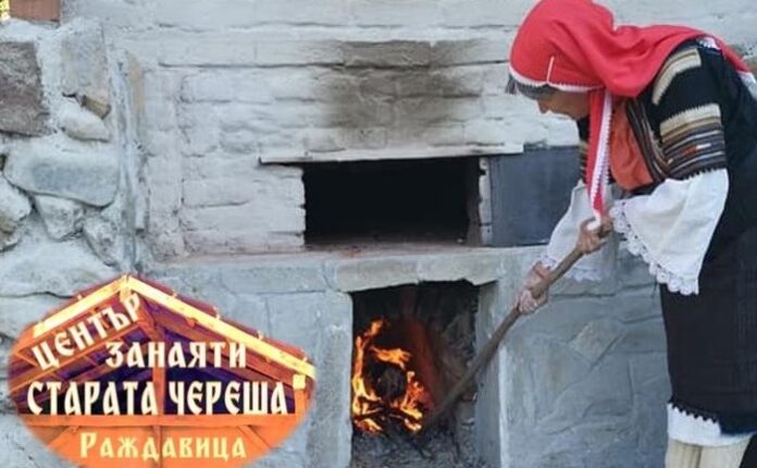 Месят богородичен хляб в 100-годишната фурна в село Раждавица