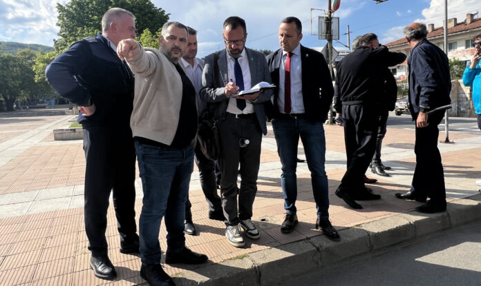 Местят пешеходната пътека на Е-79 в Кресна