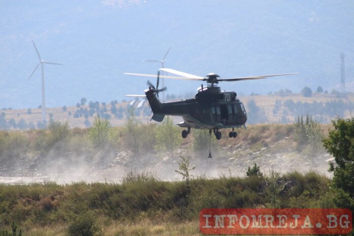 Ми-17 помага за потушаването на пожара в Рила