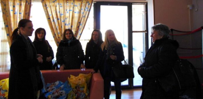 Михаела Крумова и младежи от ГЕРБ дариха мартеници на децата от ЦНСТ 