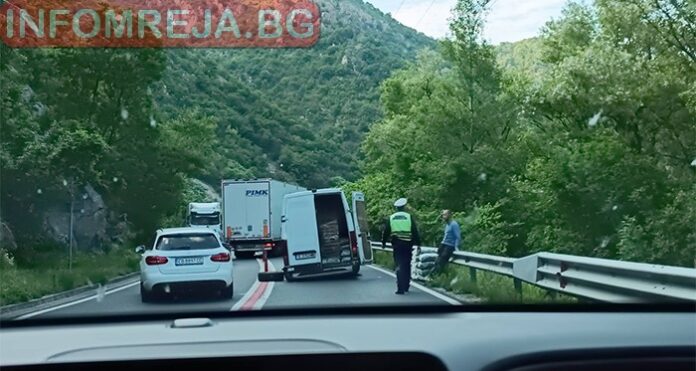 Микробус аварира в Кресненското дефиле