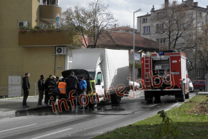 Микробус пламна в движение в Благоевград