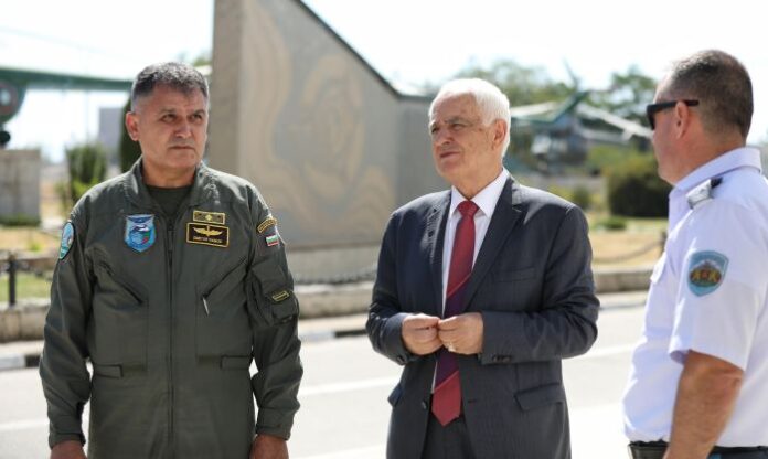 Министерство на отбраната увеличава бойните вертолети заради пожарите