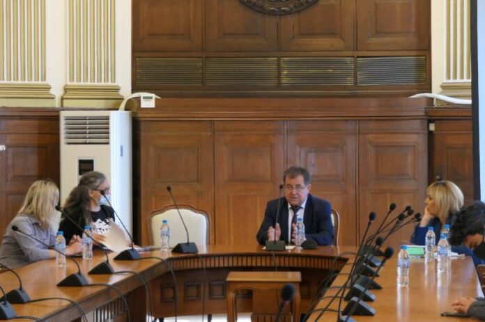 Министър Бозуков се срещна с протестиращи срещу фермата за норки в село Маджерито