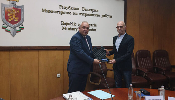 Министър Демерджиев награди бившия директор на РДПБЗН Благоевград