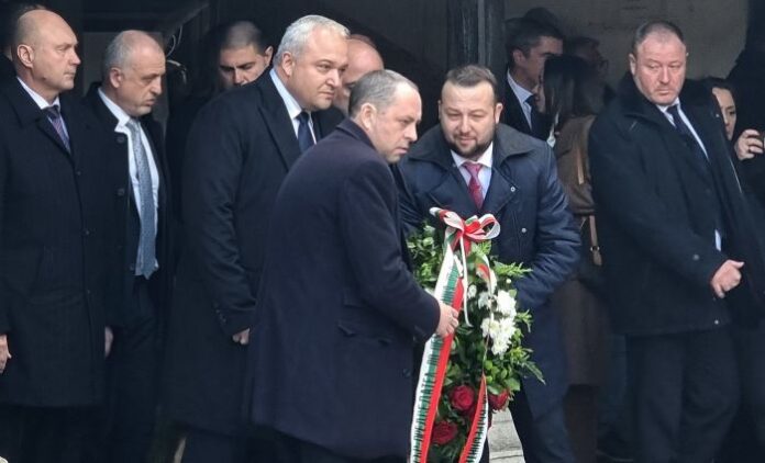 Министър Демерджиев положи венец на гроба на Гоце Делчев в Скопие