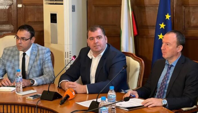 Министър Гечев: Дървата за огрев не трябва да са политическа стока