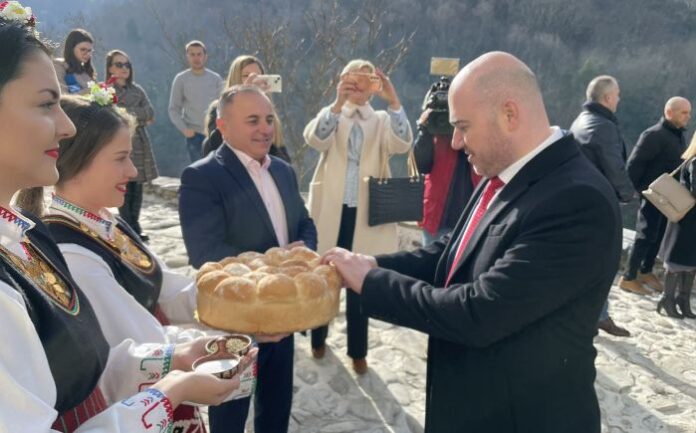 Министър Илин Димитров връчи символично на кметовете на Мелник и Сандански първата табела за винена дестинация