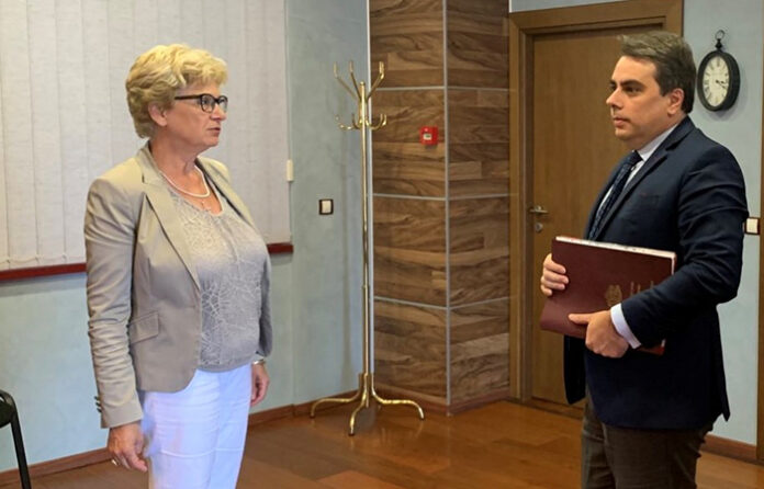 Министър Комитова договори с министър Василев 1