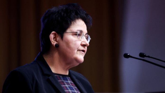 Министър Петкова: Няма да се увеличават осигуровките и корпоративните данъци догодина