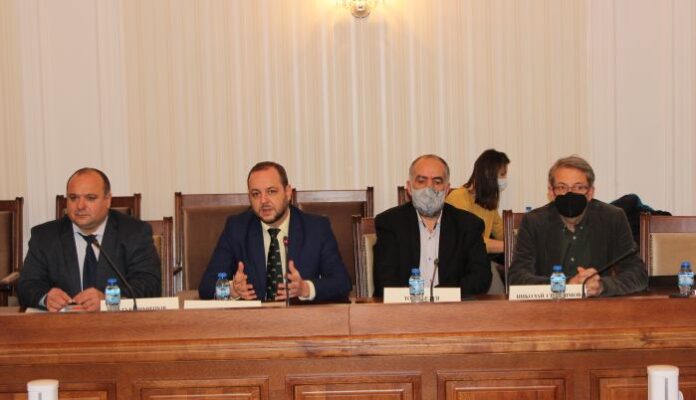 Министър Сандов представи екипа си в комисията по околна среда в парламента