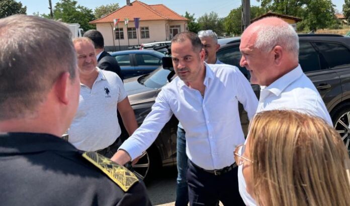 Министър Стоянов: Към момента периметърът на пожара в село Отец Паисиево е ограничен