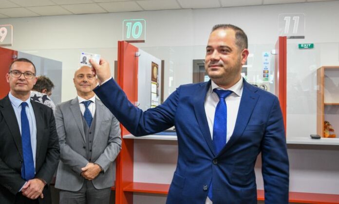 Министър Стоянов получи първата си лична карта от ново поколение