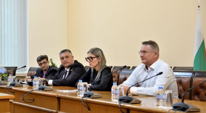 Министър Стоянова готова да съдейства за решаването на проблемите на превозвачите