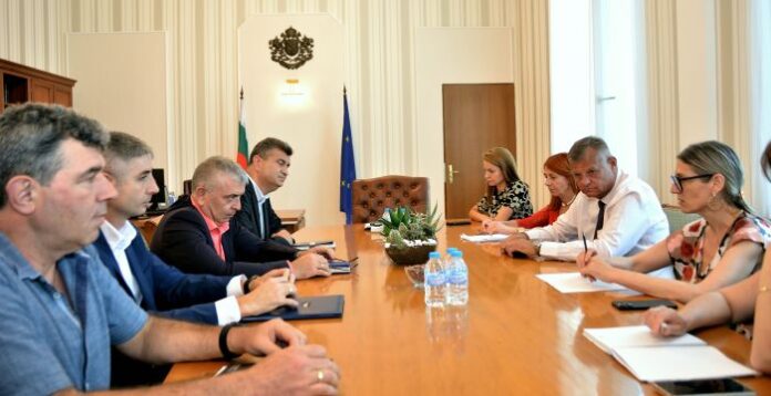 Министър Стоянова поиска от БДЖ бързи решения за гарантиране сигурността на служителите и пътниците