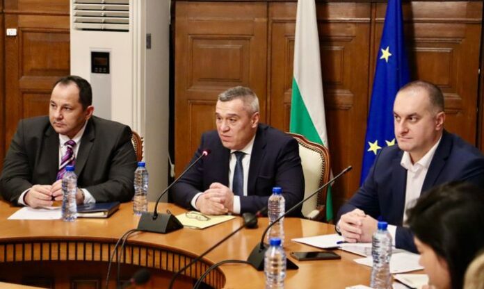 Министър Тахов: Утре изплащаме 200 млн. лв. по украинската помощ