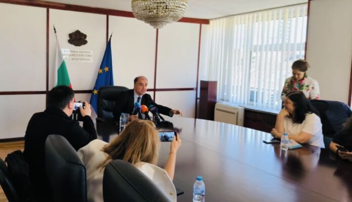 Министър Тодоров с няколко варианта за излизане от кризата в културата