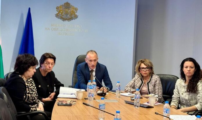 Министър Вълчев събра началниците на РУО-тата - едни на живо