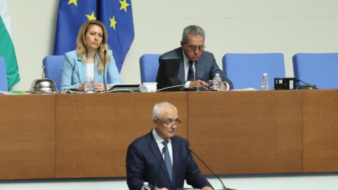 Министърът на отбраната отрече да се обмисля връщане на наборната военна служба