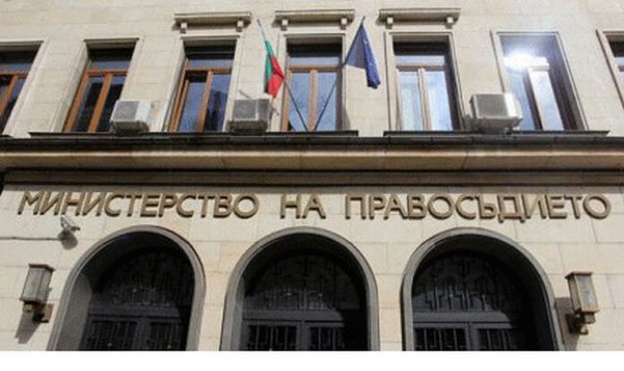 Министърът на правосъдието иска наказания за 4-има нотариуси