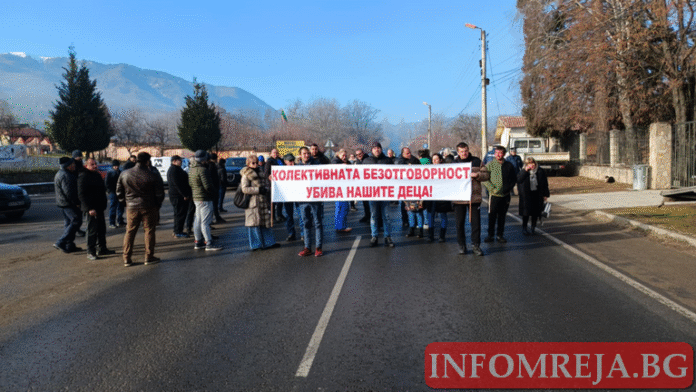 Мирен протест събра кюстендилци на пътя за Гюешево: Колективната безотговорност убива нашите деца