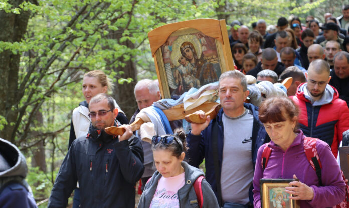 Миряни от Добринище се поклониха пред икона на Богородица