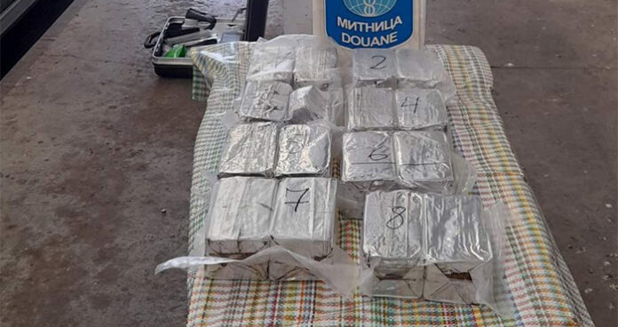 Митничари откриха над 13 кг хероин в шофьорската кабина на камион