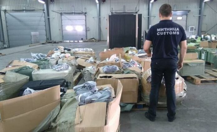 Митничарите във Варна задържаха над 100 000 „маркови“ химикалки от Китай