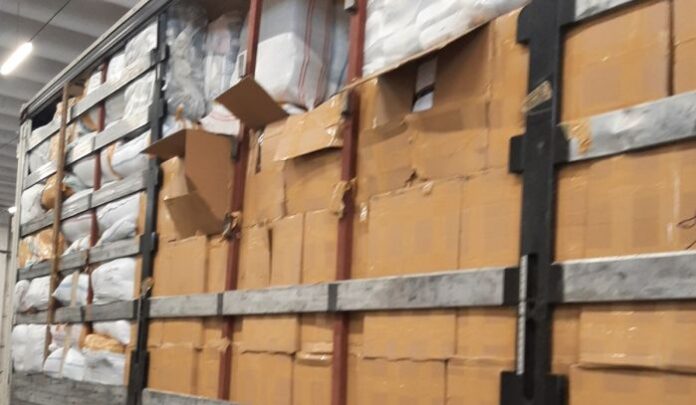 Митнически служители задържаха 21 718 облекла и обувки в района на ГКПП Кулата