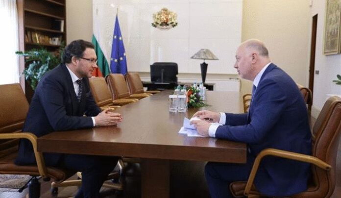 Митов разпореди засилен контрол срещу шофирането в аварийните ленти на магистралите