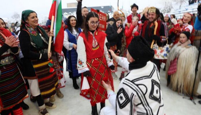 Млад мъж предложи брак на любимата си на фестивала в Симитли